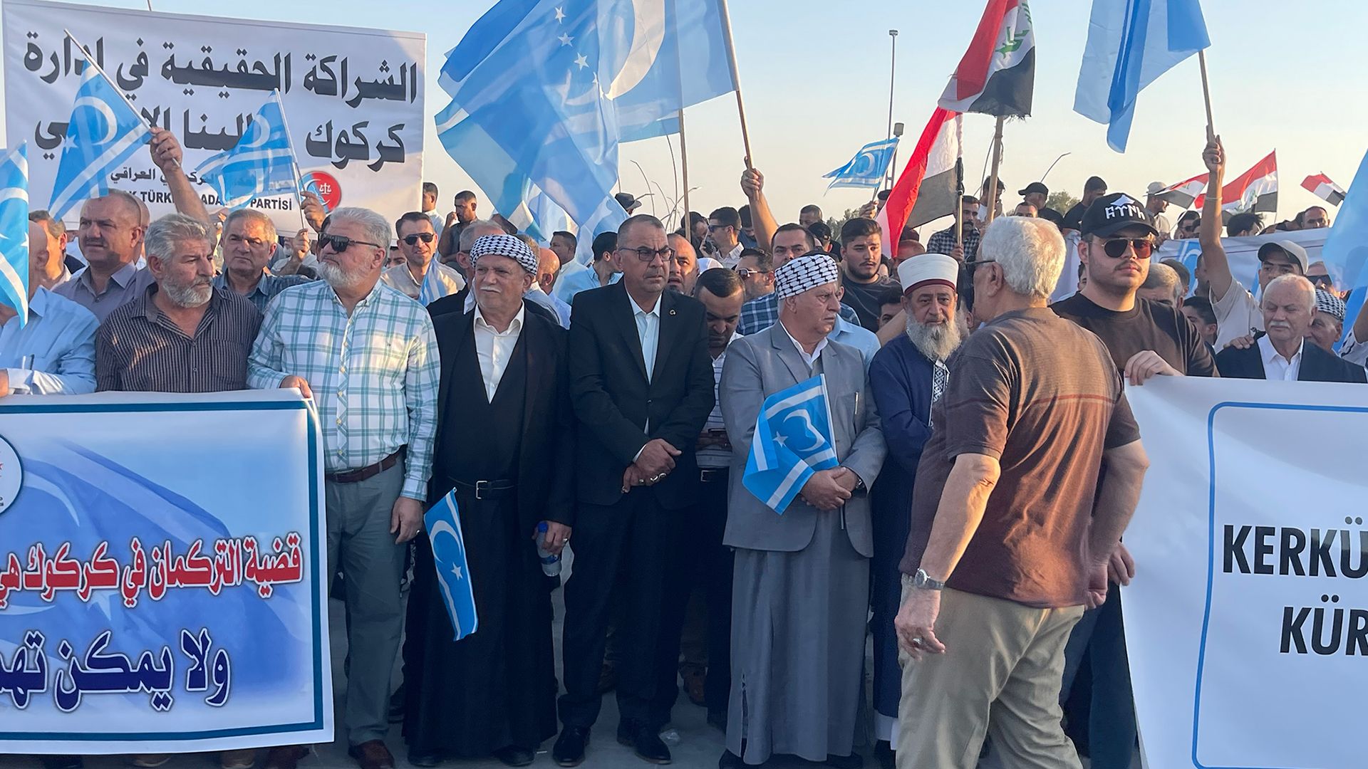 خۆپێشاندەرانی توركمان و عەرەب هەوڵی چوونە نێو باڵەخانەی پارێزگای كەركووک دەدەن