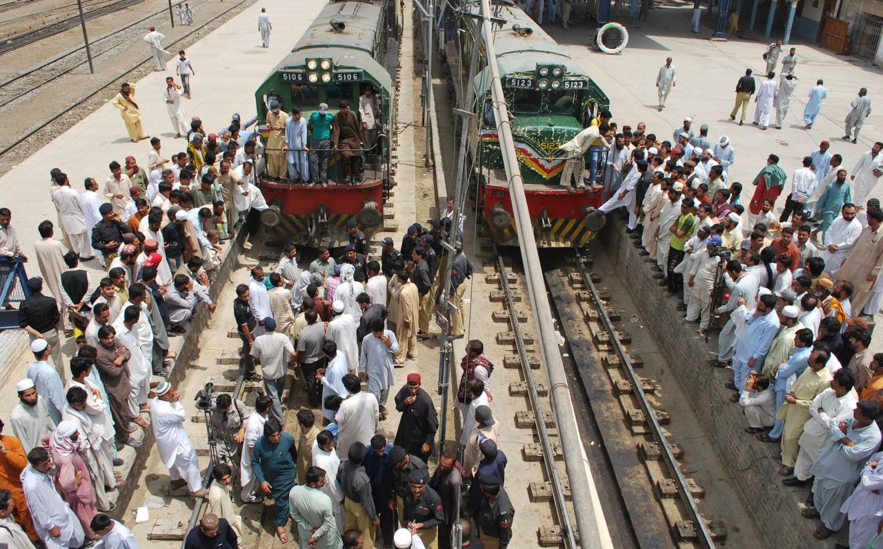 بەهۆی تەقینەوەیەک لە وێستگەیەکی شەمەندەفەر لە پاکستان 17 کەس کوژران