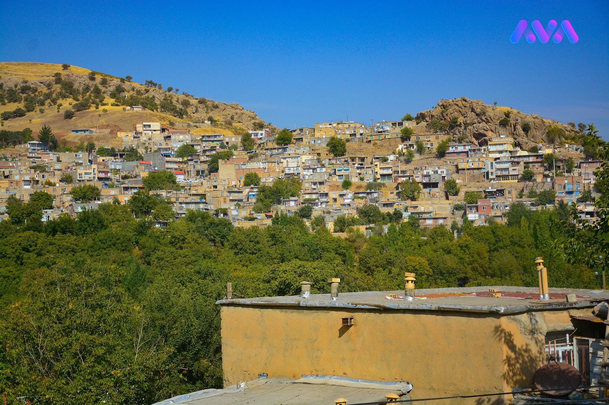 ساڵی ڕابردوو حکومەتی ئێران سزای زیندانی بەسەر حەوت مامۆستای زمانی کوردی سەپاندووە