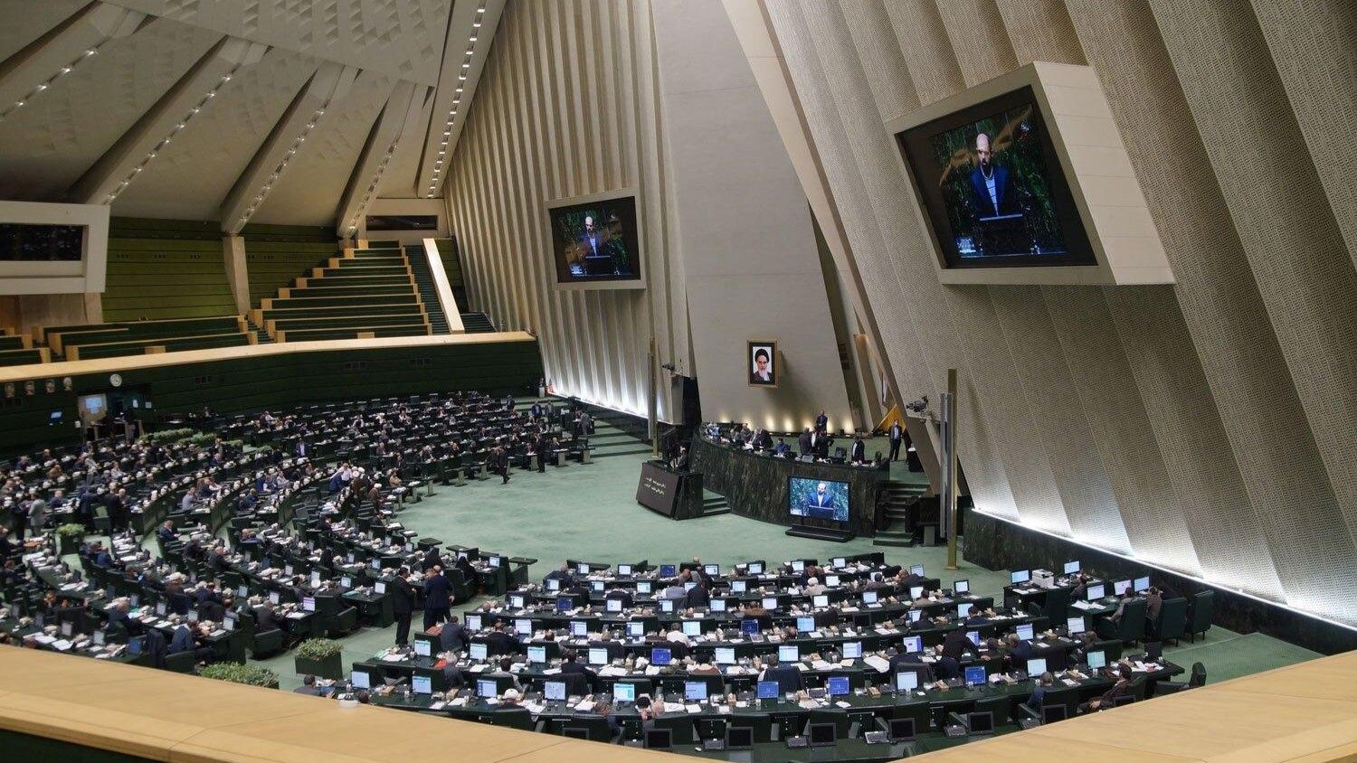 لە قوتابخانەکانی ئێران دەبێت تەنیا بە زمانی فارسی وانە بخوێنرێت و زمانی دایک قەدەغەیە