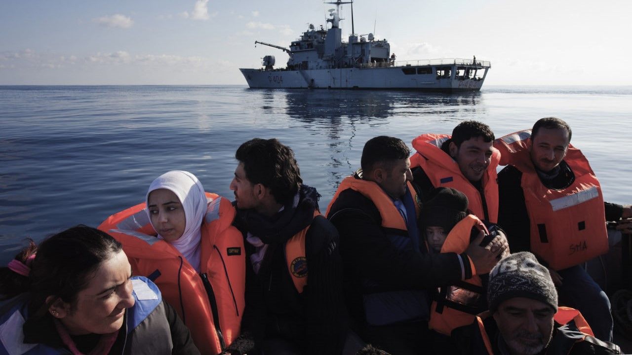 بەلەمێک کە 20 کۆچبەری کوردی تێدایە لە نۆکەندی ئینگلیز کون دەبێت