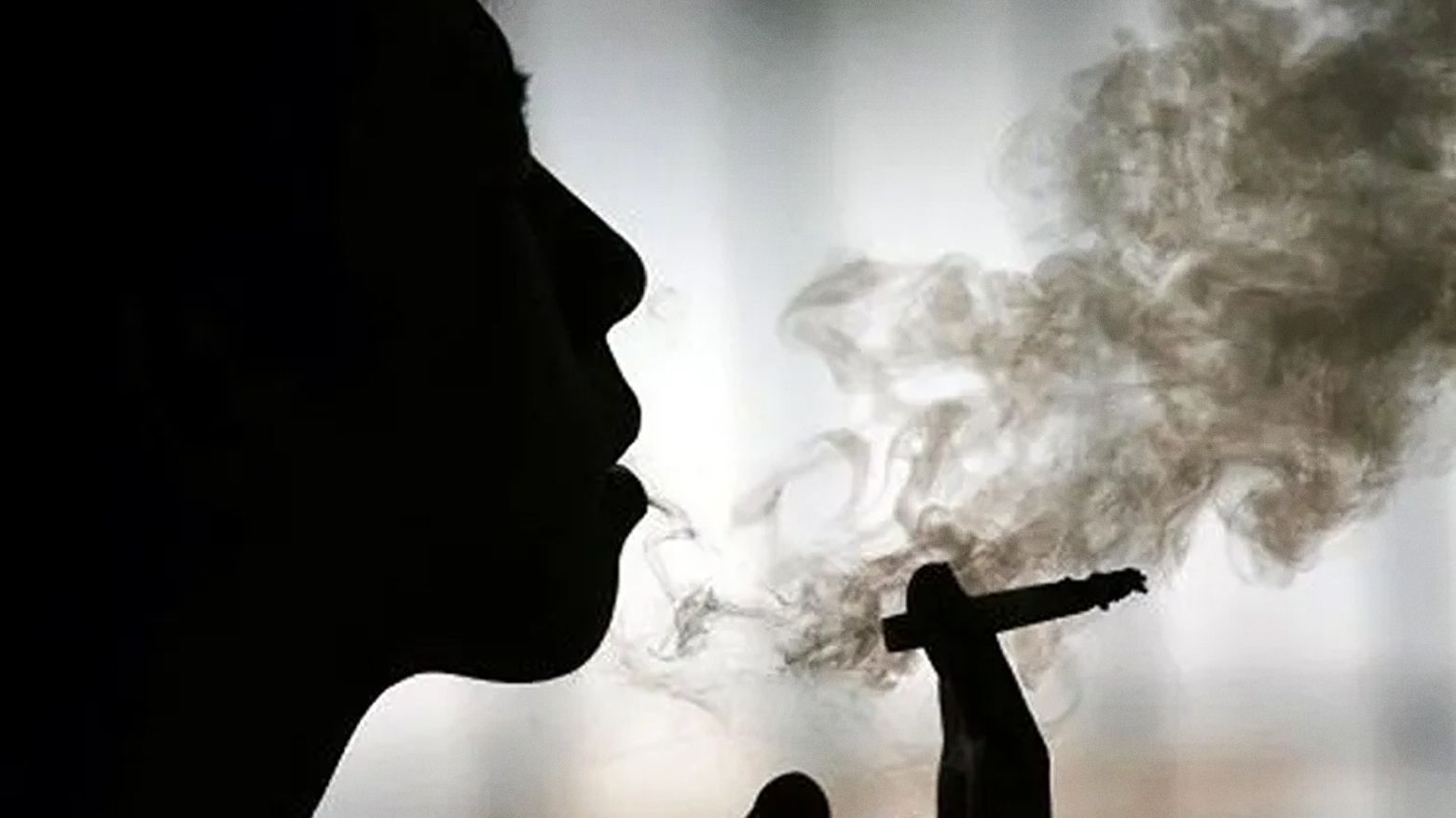 فەرەنسا جگەرەکێشان لە زۆربەی شوێنەکان قەدەغە دەکات