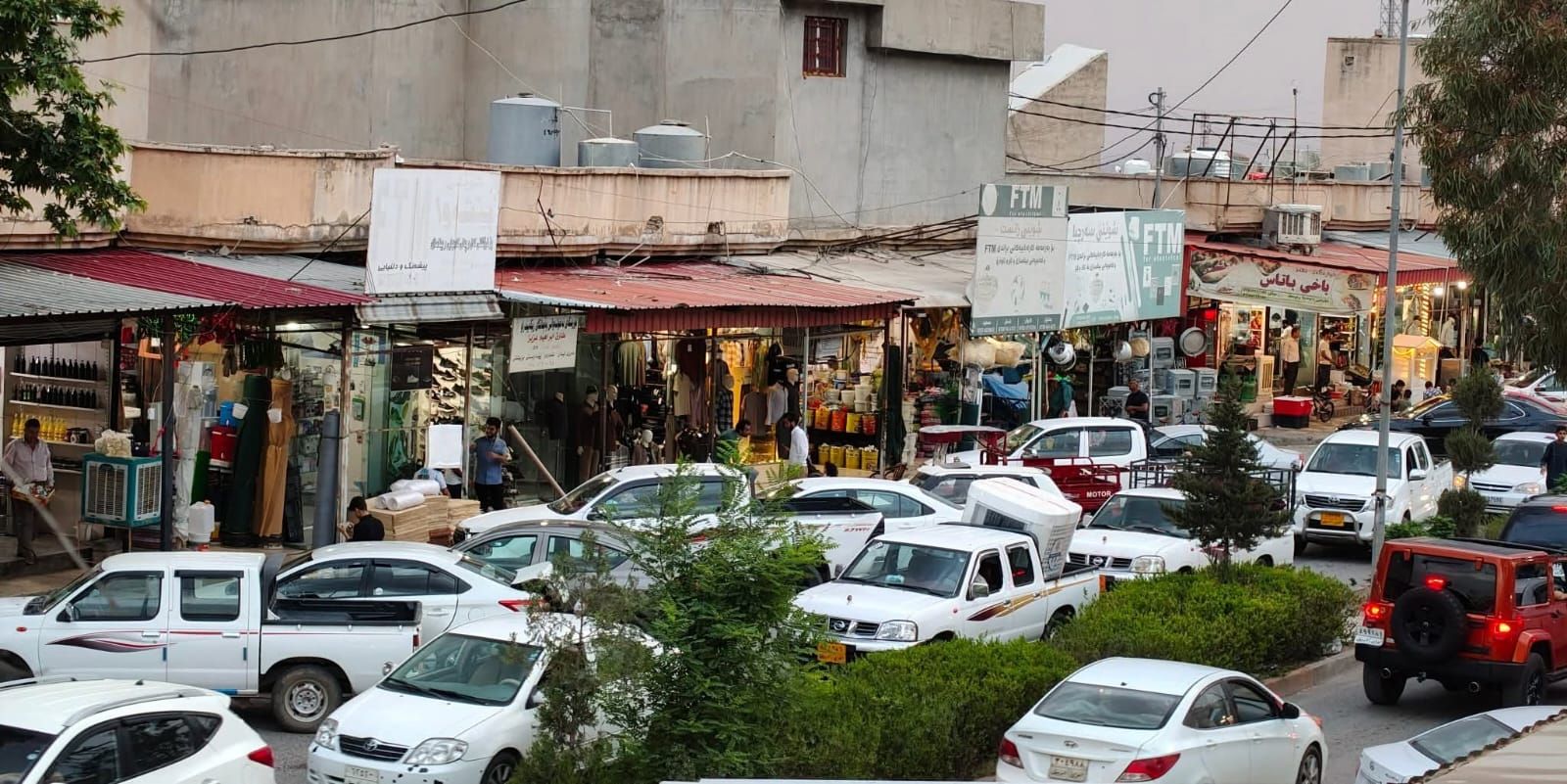 لە هەریر خاوەن موڵکێک کرێچییەکانی لە کرێی ئەم مانگە دەبەخشێت