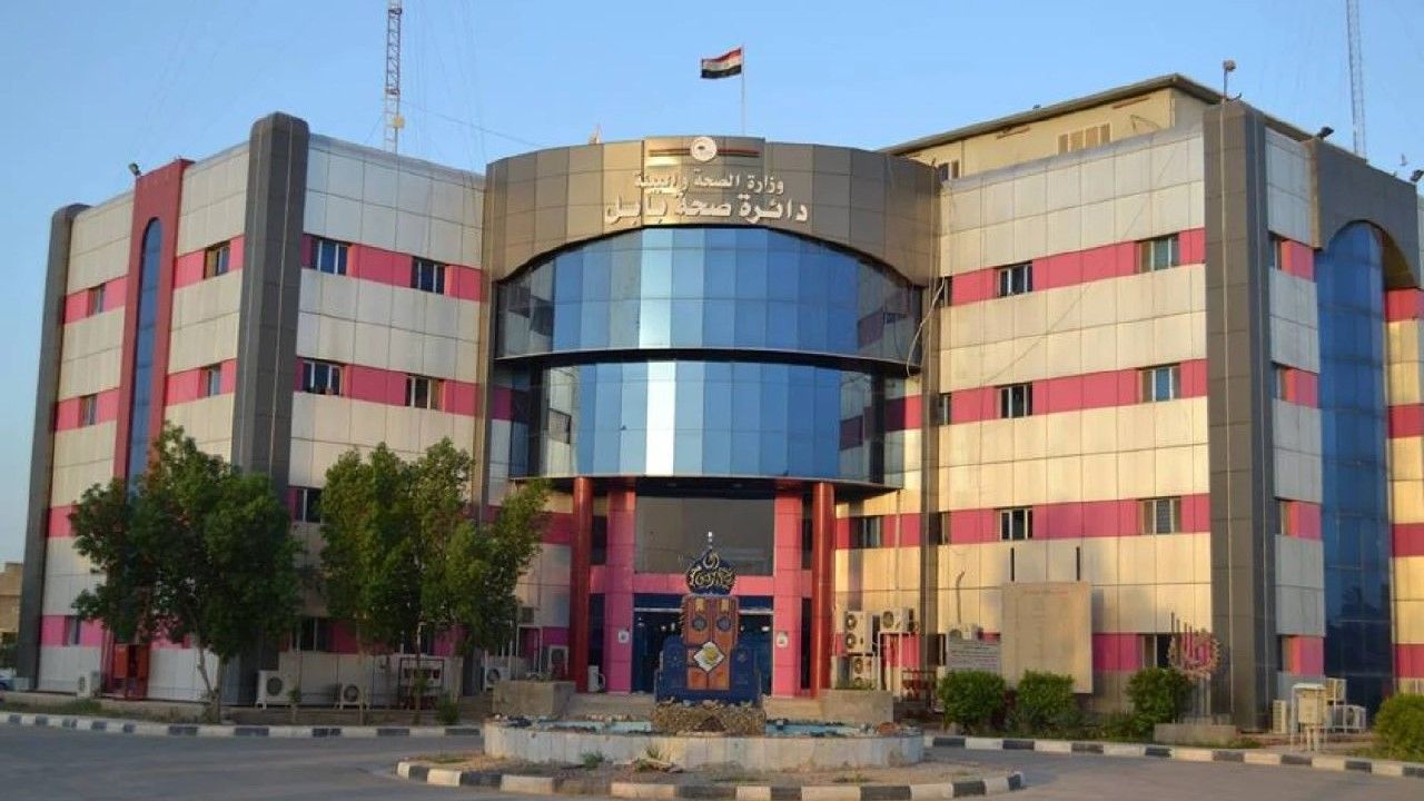 فەرمانبەرێکی عێراق بە هۆکاری ئەوەی لەبەر بەڕێوەبەرەکەی هەڵنەستاوە؛ سزا دەدرێت