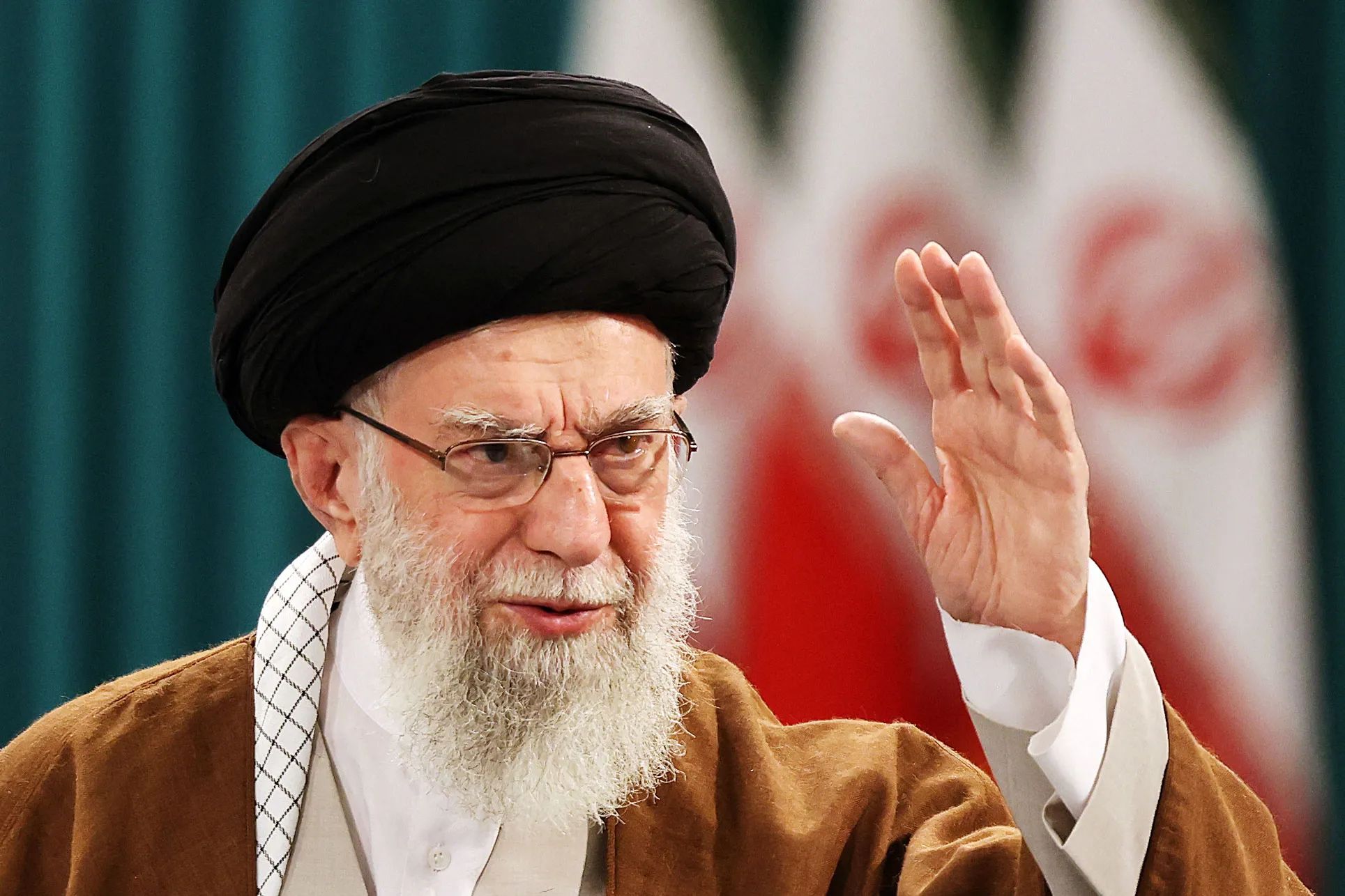 خامنەیی هەڕەشە لە ئەمریکا دەکات: هێرش دەکەینەوە سەر بنکەکانتان