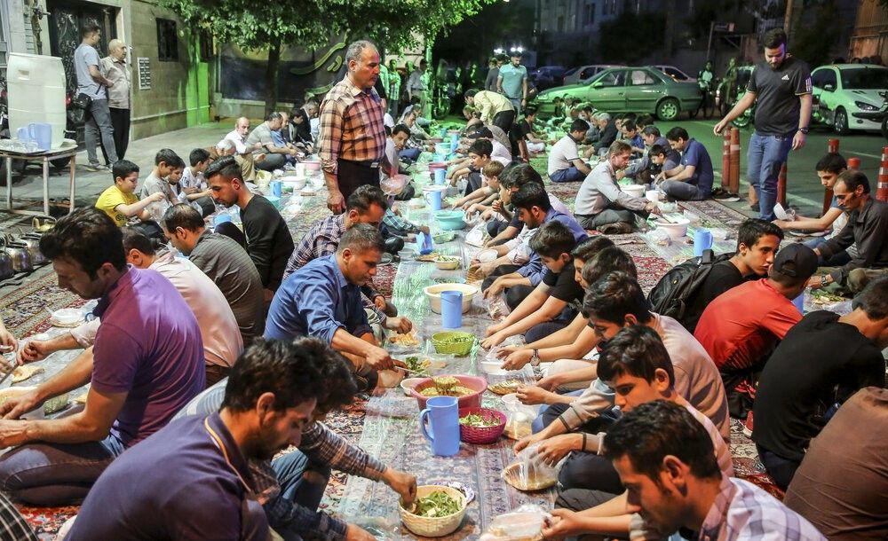 ئێرانییەكان بۆ ڕەمەزان جلی مراز و جانتای نیعمەت دروست دەكەن