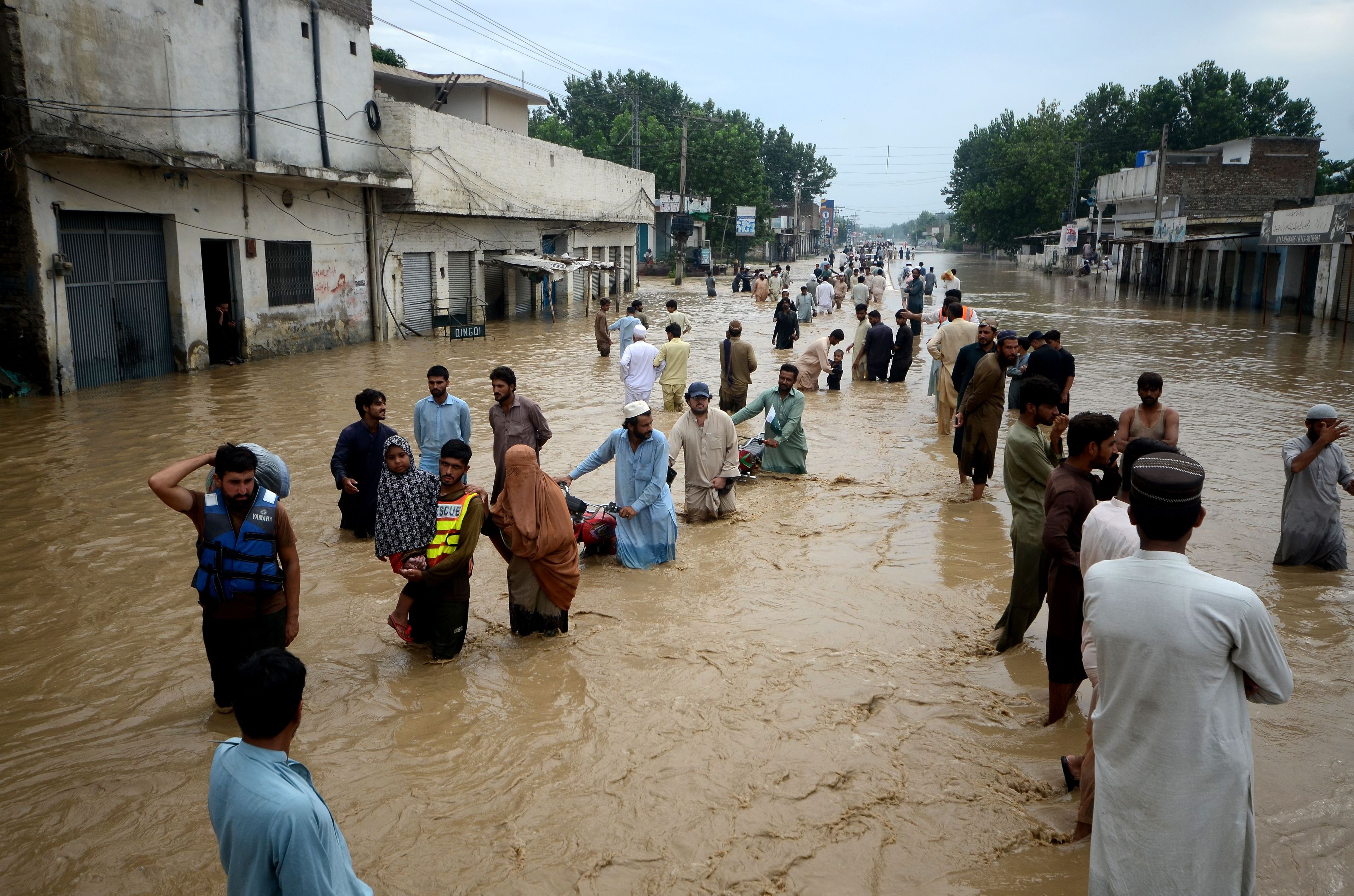 بە هۆی لافاوەوە دەیان کەس لە پاکستان گیان لەدەست دەدەن